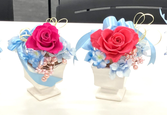 煌めく女性のフラワー＆ジュエリー